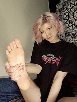 Hey! im Saya, feet model, new here. Do u like my feet?