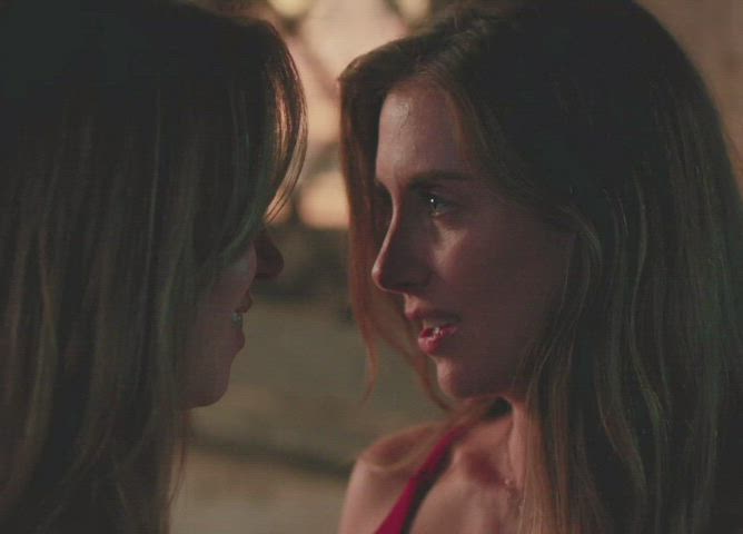 Alison Brie &amp; Aubrey Plaza making out in 'Spin Me Round'