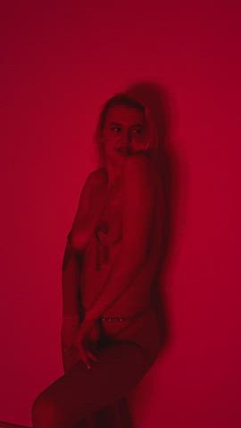 the red light makes my body look even sexier..