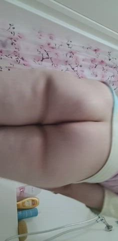 my pale smooth oiled up chubby butt shaking for ur pleasure;)