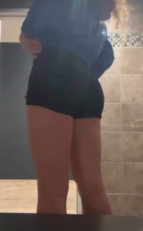 f18 showing you my panties while in my public gym’s girls changing room ;) 🤍✨
