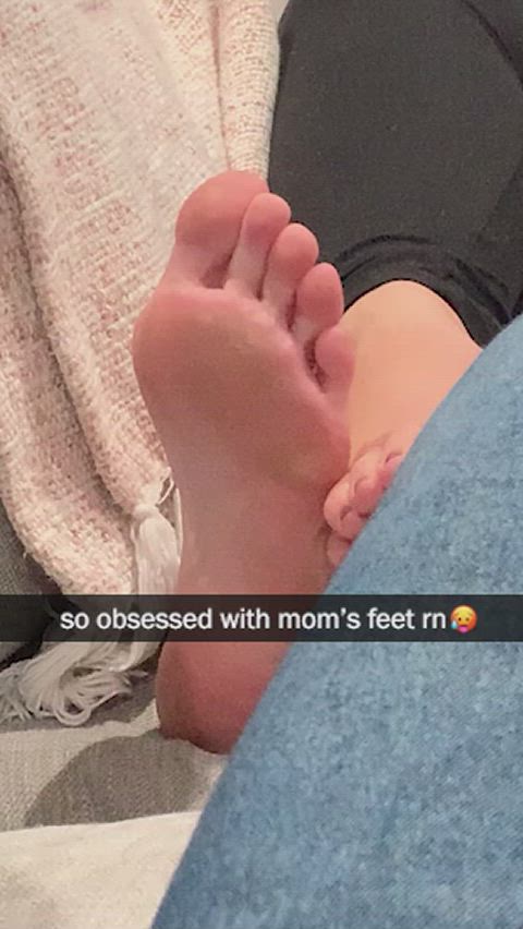 (M/S) Getting to cum on mom's soles (Foot Fetish)