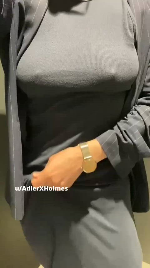 Going braless at the office makes me horny 😌