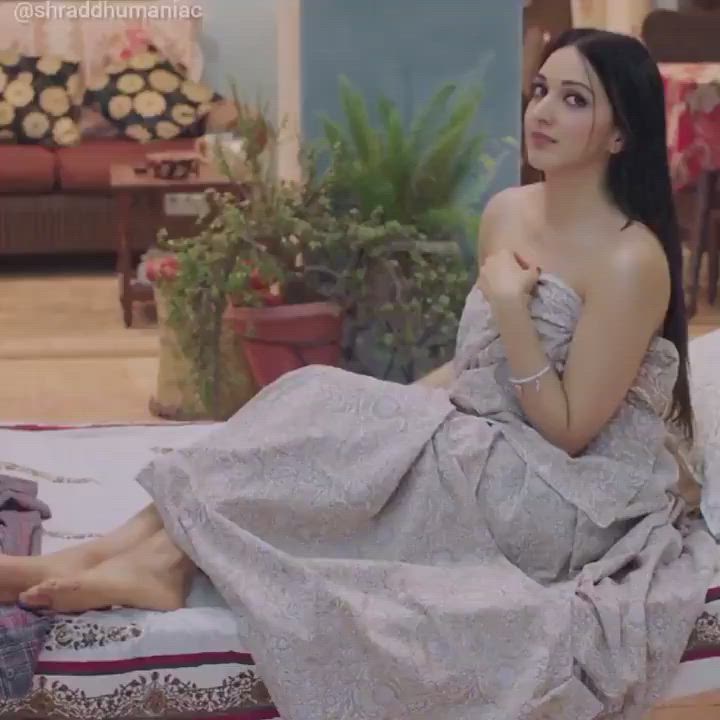 Here is the full clip of Kiara Advani's bedsheet scene! Watch carefully from 48th