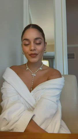 cleavage robe vanessa hudgens clip