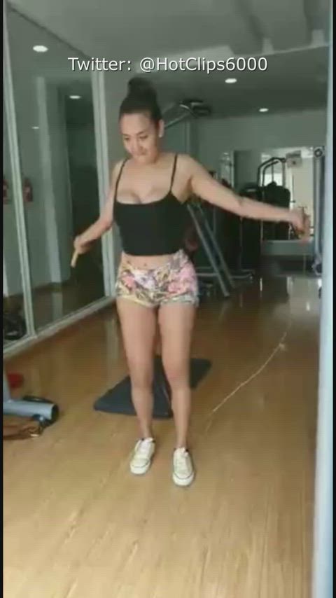 accidental big tits boobs bouncing tits busty exposed gym nipslip tiktok tits clip