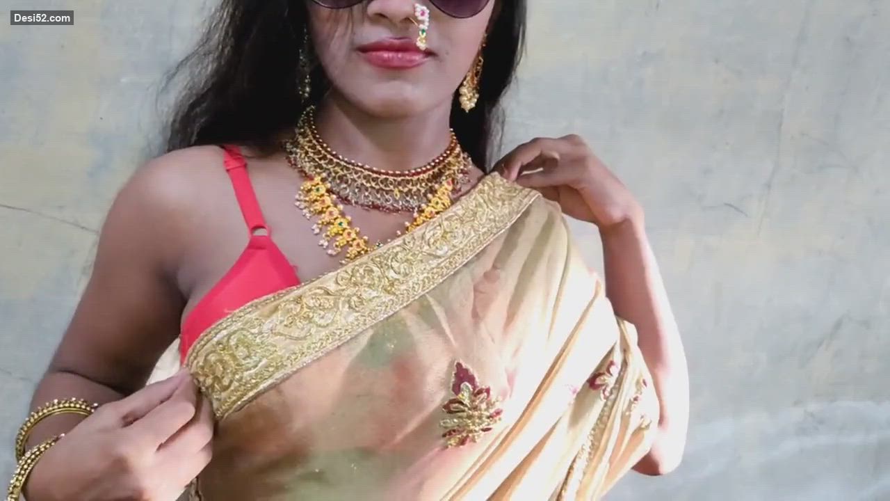 Very sexy bhabhi in hot saree gives a lustiest blowjob to lover in traditional look