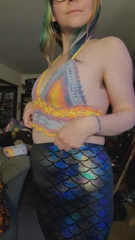 i crocheted a new top! wanna see what i've got hiding under it?