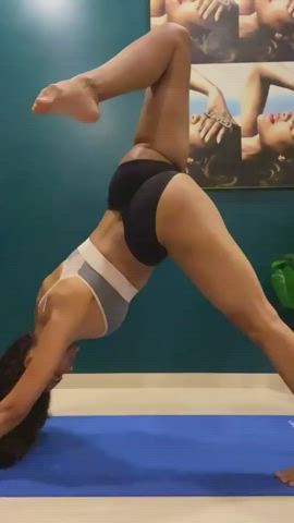 Esha Gupta thick rear in yoga shorts