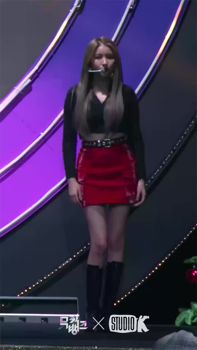 sowon jiggly thighs
