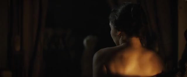 Celebrity Emilia Clarke Natural Tits clip