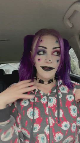 Just a clown girl flashing her tits in her car, nothing unusual