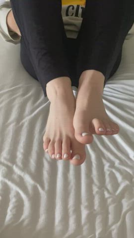 I want you to cum on my feet after worshiping and kissing them. It would make me