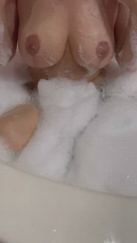 bathtub big tits tits girls-showering clip