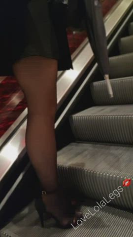A naughty stockings flash in the hotel lobby 👄