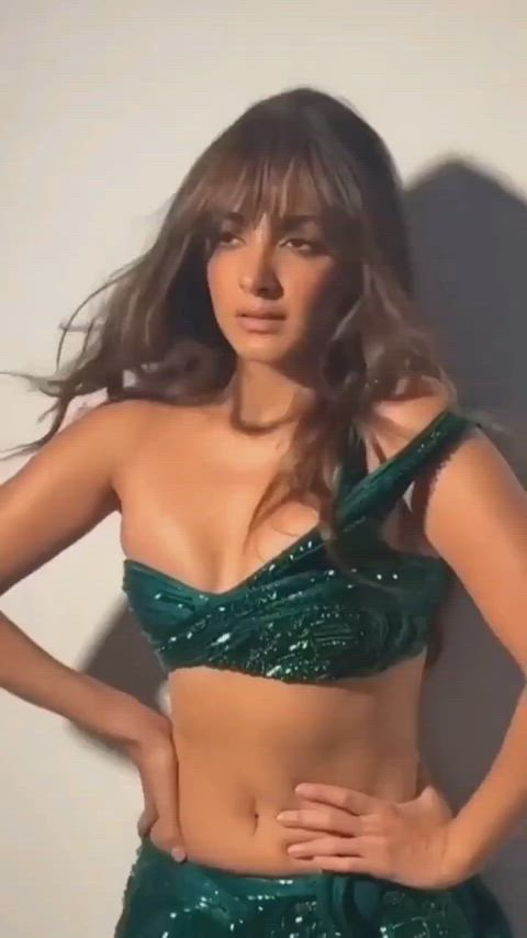 bollywood cleavage desi indian natural tits seducing teasing tits clip
