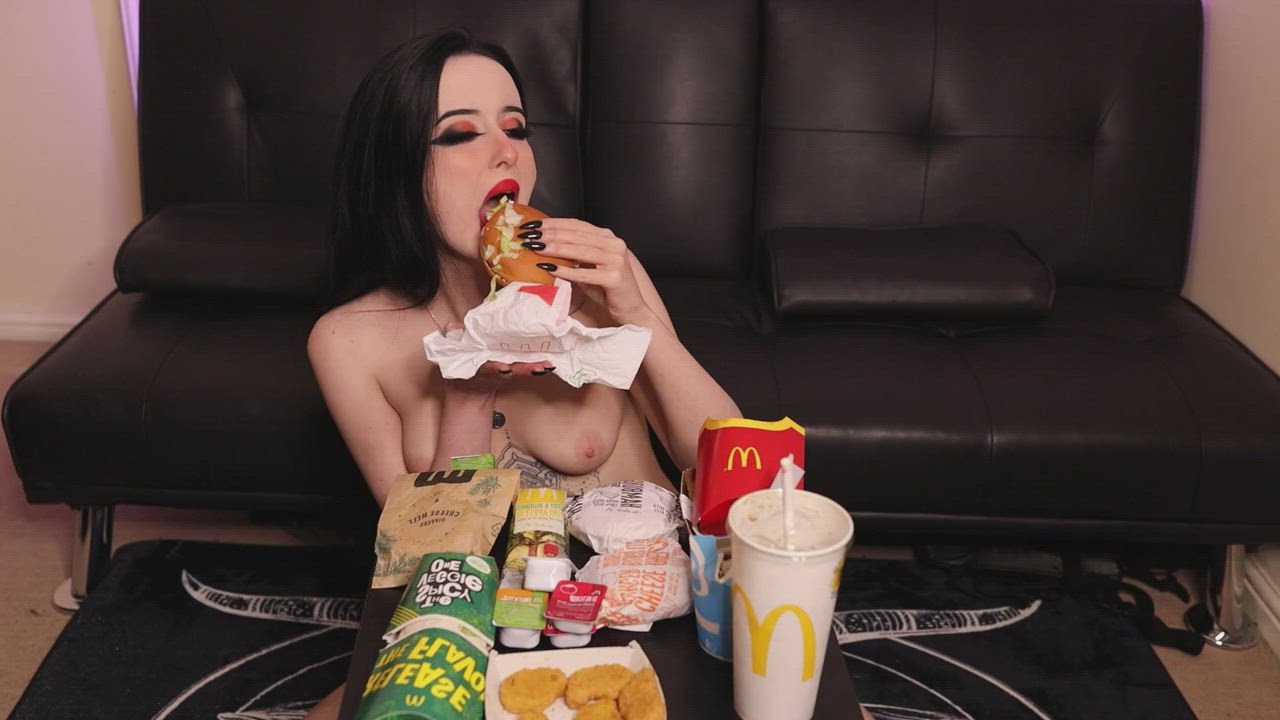 New video just dropped on ManyVids! Thank god I didn't forget the salad!