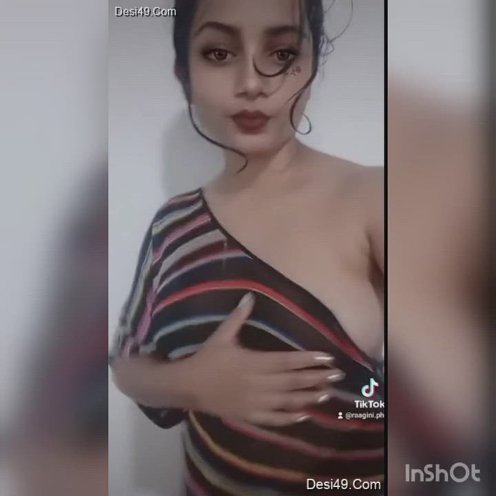 Hot cute girls showing her Boobs and pussy (link in comment)