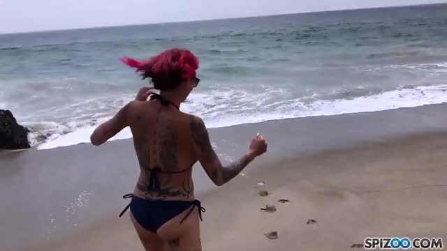 Looks at Anna Bell Peaks fucking a gigantic cock on the beach