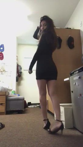 Tall girl taking off dress + full vid in the comments