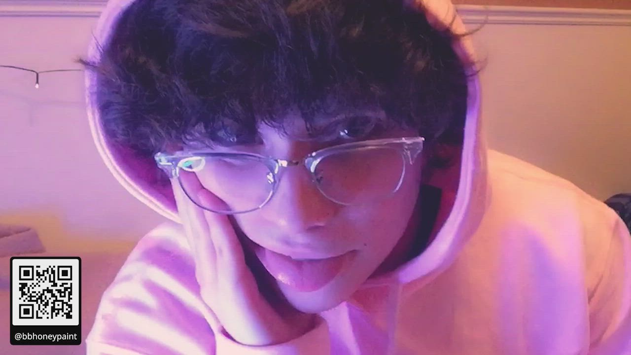 hi all 3 of you!!! do you like my pink hoodie ?
