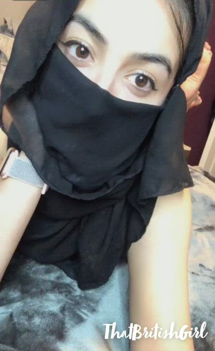 Hijabi pose; seductive eyes, cute butt &amp; soft soles... you ready to lick