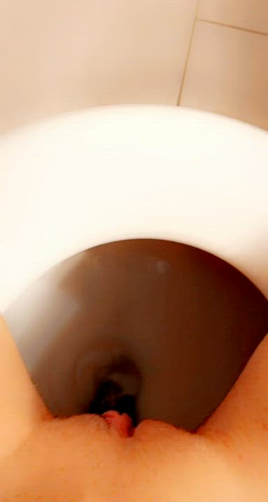 [F] I just love watching myself pee... especially with my exposed clit
