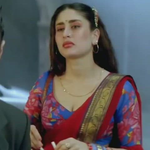 Kareena Kapoor plays this role with such a ease.... Years of training has made her