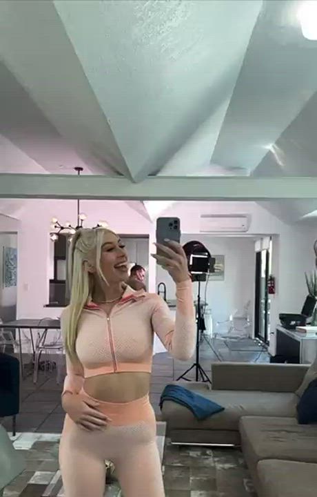 Revealing those tits and bouncing