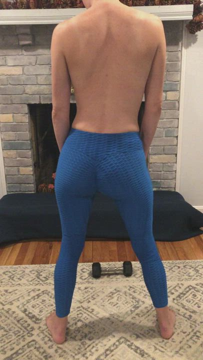 To celebrate MILF Monday I’m showing off my tight blue leggings &amp; pearl
