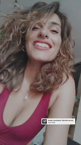 Cleavage Italian Smile clip