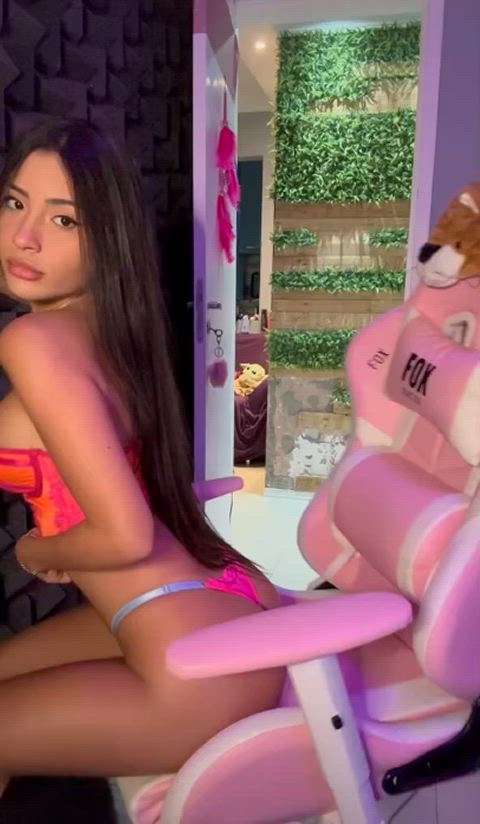 babe big ass brazilian gamer girl long hair clip