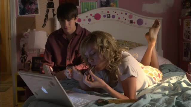 Brie Larson - United States of Tara S2E5 (2010) - getting off bed in short-ish shorts