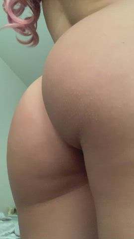Tiny girl with a plump booty