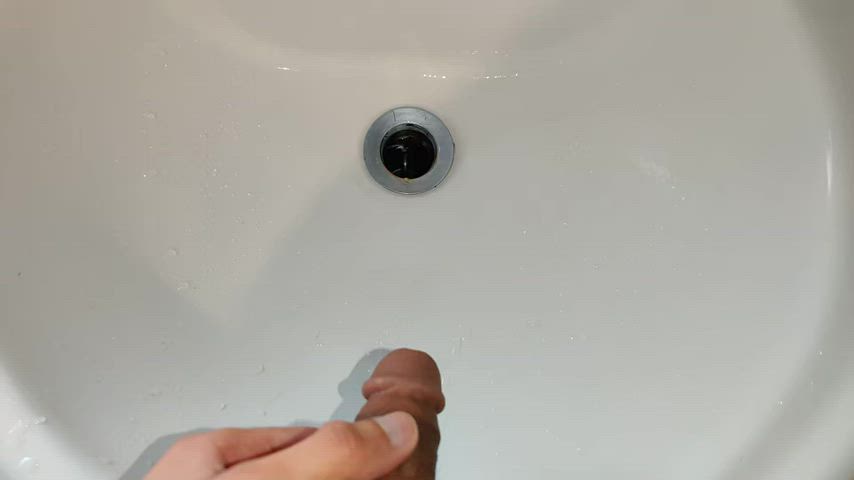 Sneaky piss in the sink (sorry for no sound at the start)