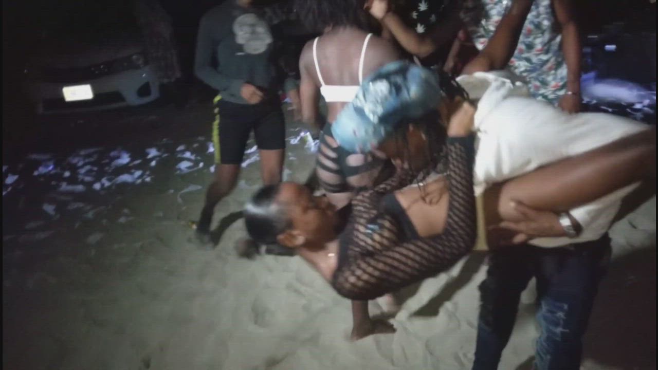 Some good daggering moves in the sand!