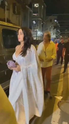 Janhvi Kapoor's sexy milky boobs 🤤
