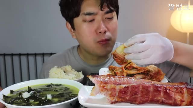 균_훈제 통삼겹 포기김치 고봉밥 미역국 리얼사운드 먹방-2