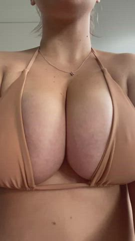 australian big tits bikini boobs bouncing tits huge tits onlyfans pawg tits clip