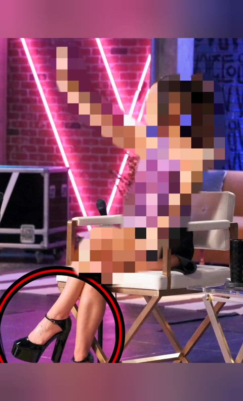 Go on Beta....enjoy Ariana Grandes feet as much as you like🤭