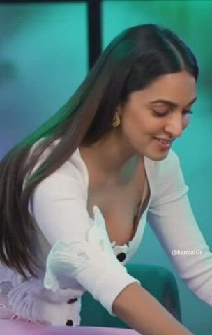 bollywood bra candid celebrity cleavage cute indian nipslip smile clip
