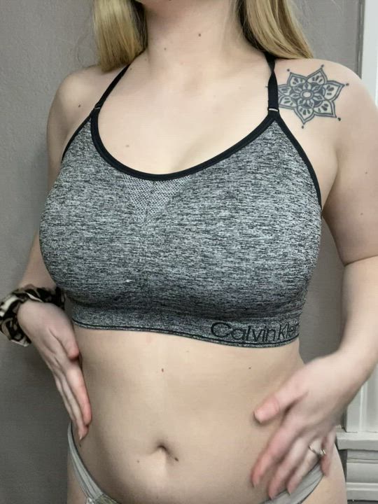 Just a classic sports bra titty drop for you