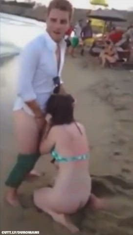 Blowjob at the beach with a crowd