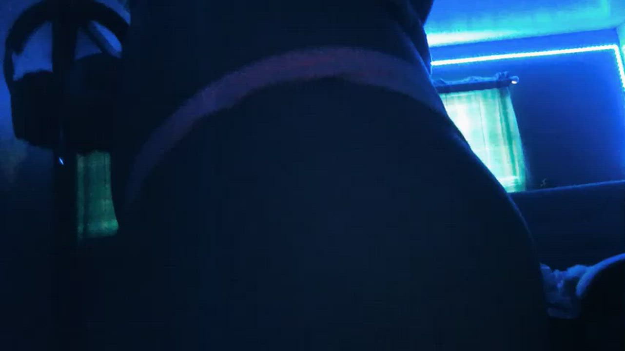 19 Years Old Big Ass Twerking Wet Pussy clip