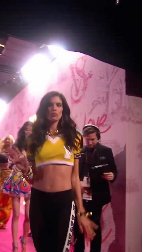 belly button model sara sampaio clip