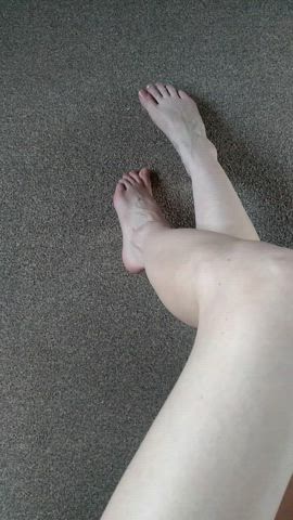 Who likes feet with long toes? :)