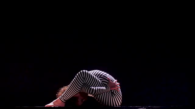 Renske Endel - 1MMI Extra Zebra suit contortion (Part 1)