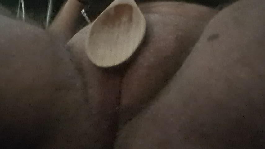 spanking my cunt w/ a wooden spoon 🤤made myself cum just from this!