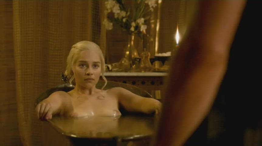 Blonde Emilia Clarke Nude clip