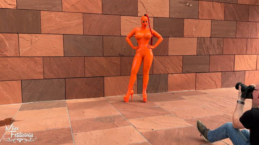 Behind the scenes of my recent shooting with Matthias Wallmeier in Antwerp city 🧡🖤🩶